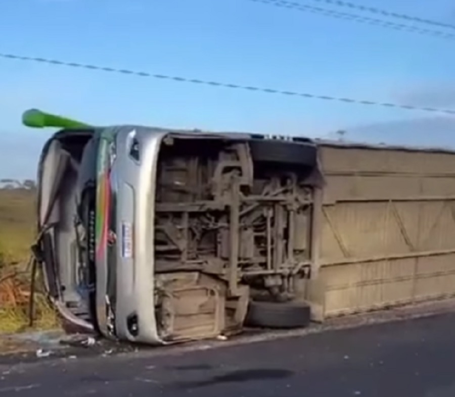 Quatro pessoas morrem e 15 ficam feridas após ônibus de turismo tombar em rodovia na Bahia